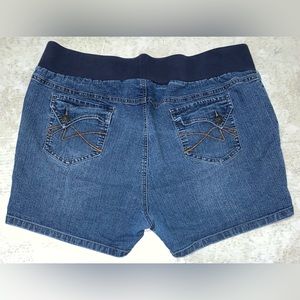 ATTITUDE UNKNOWN - Maternity Shorts